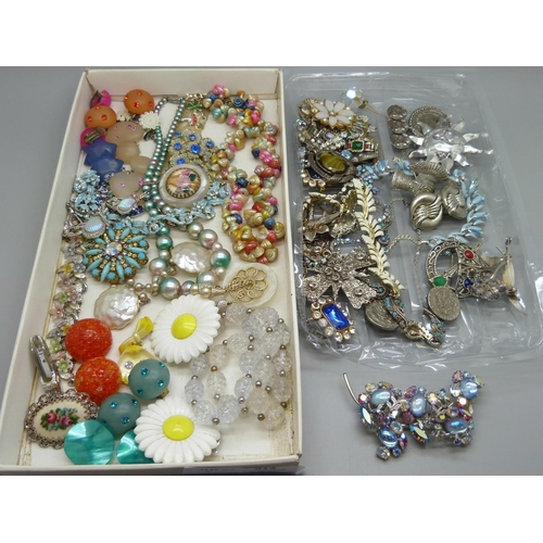 912 - A collection of costume jewellery including a Vendome brooch