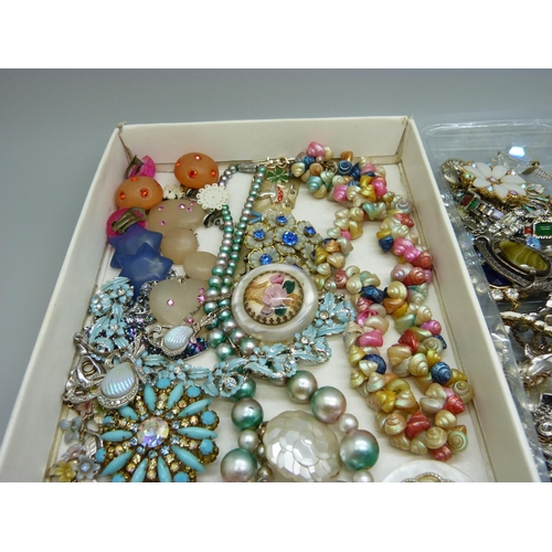 912 - A collection of costume jewellery including a Vendome brooch