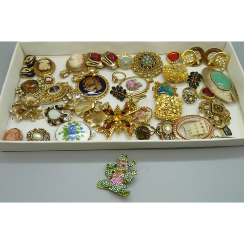 913 - A collection of costume jewellery including a Butler & Wilson brooch