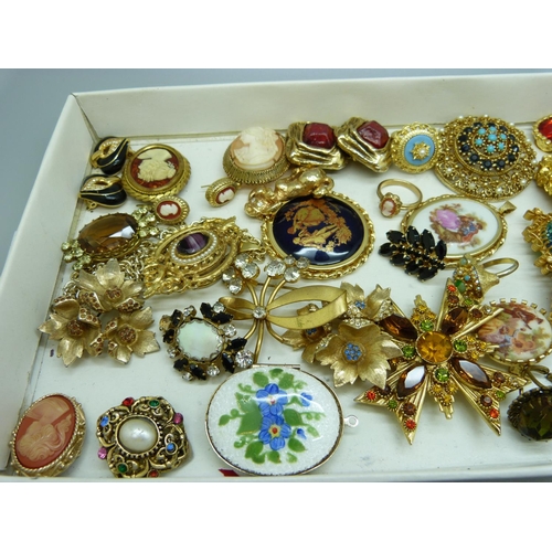 913 - A collection of costume jewellery including a Butler & Wilson brooch