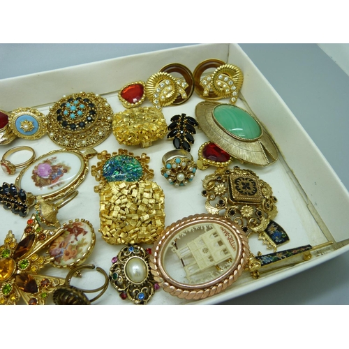 913 - A collection of costume jewellery including a Butler & Wilson brooch