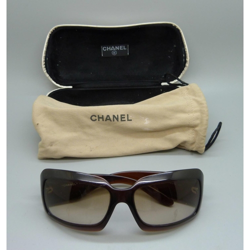 916 - A pair of Chanel sunglasses