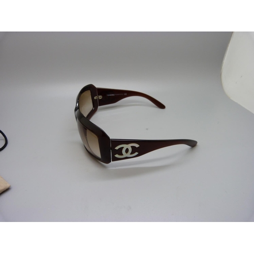 916 - A pair of Chanel sunglasses