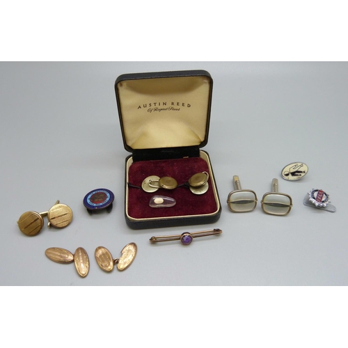 921 - A pair of 9ct gold cufflinks, one a/f, a 9ct gold and amethyst bar brooch, (4.7g), and other cufflin... 