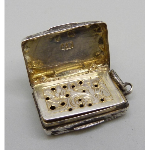 924 - A Victorian silver vinaigrette, Birmingham 1861, 23mm x 15mm