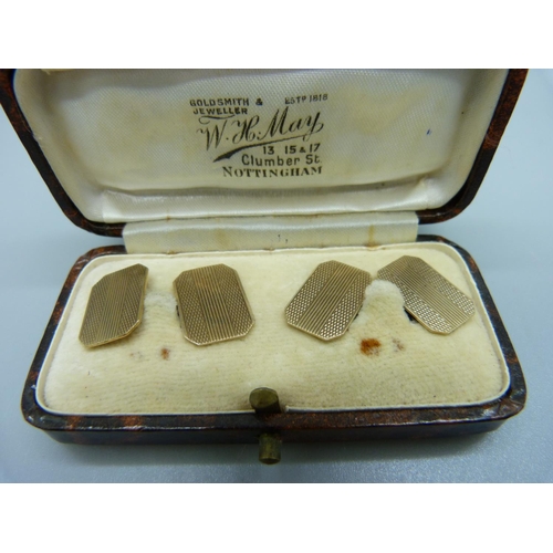 926 - A pair of 9ct gold cufflinks, cased, 5.5g