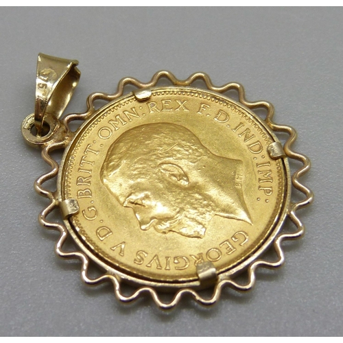 941 - A George V 1913 half sovereign in a 9ct gold pendant mount, total weight 5.2g