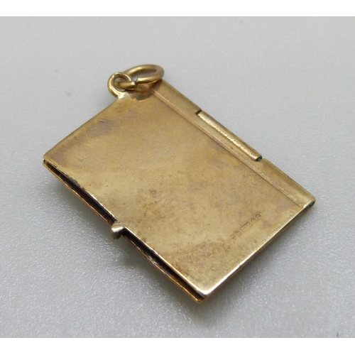 957 - A 9ct gold British passport holder charm, 3.8g, inner paper a/f