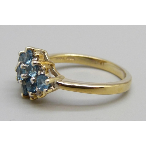 961 - A silver gilt blue stone cluster ring, O