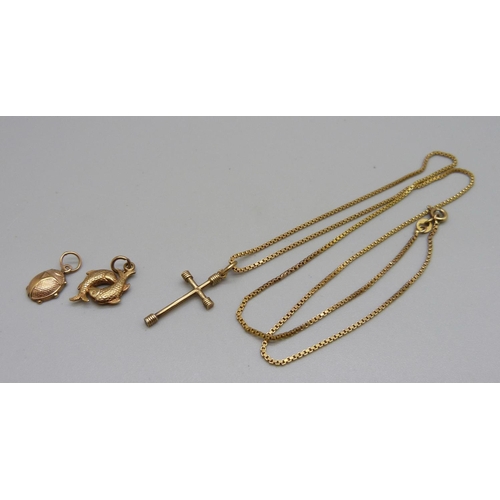 966 - A 9ct gold chain, 50cm, a 9ct gold Pisces charm and two yellow metal charms, total weight 7.1g