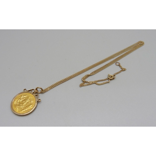 969 - A Victorian 1900 half-sovereign in a 9ct gold pendant mount and on a 9ct gold chain, total weight 8.... 