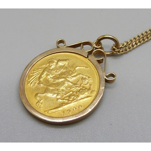 969 - A Victorian 1900 half-sovereign in a 9ct gold pendant mount and on a 9ct gold chain, total weight 8.... 