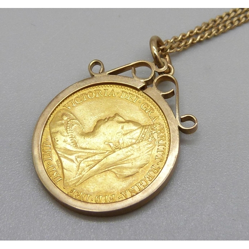 969 - A Victorian 1900 half-sovereign in a 9ct gold pendant mount and on a 9ct gold chain, total weight 8.... 