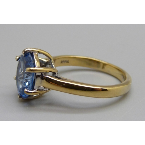 975 - A silver gilt blue stone solitaire ring, N