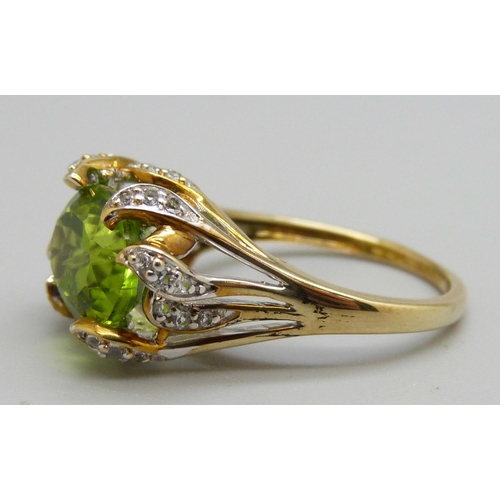 976 - A 9ct gold, peridot and zircon ring, 3.8g, M