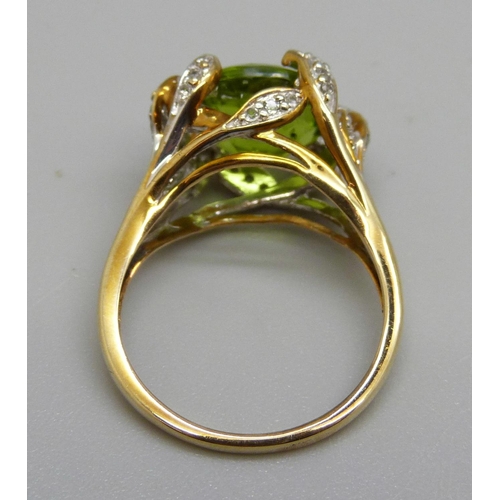 976 - A 9ct gold, peridot and zircon ring, 3.8g, M