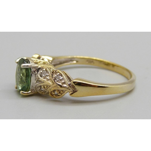 977 - A silver gilt green apatite set ring, N