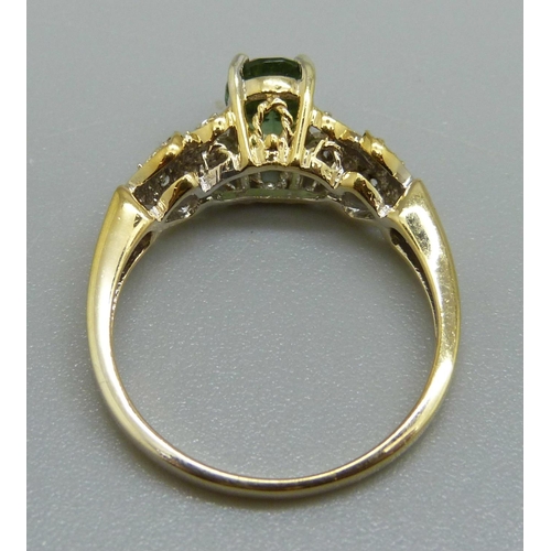 977 - A silver gilt green apatite set ring, N