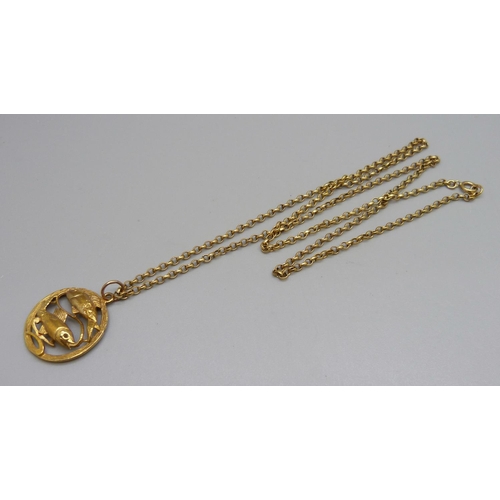 978 - A 9ct gold Pisces pendant and a 9ct gold chain, 10.8g, chain 60cm