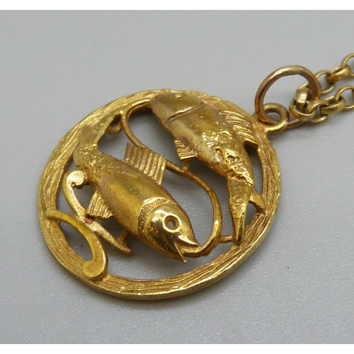 978 - A 9ct gold Pisces pendant and a 9ct gold chain, 10.8g, chain 60cm