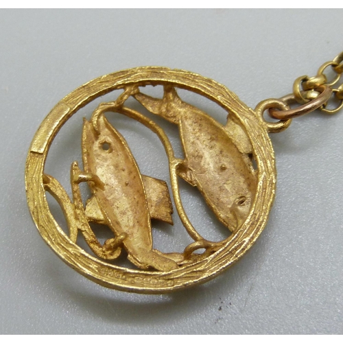 978 - A 9ct gold Pisces pendant and a 9ct gold chain, 10.8g, chain 60cm