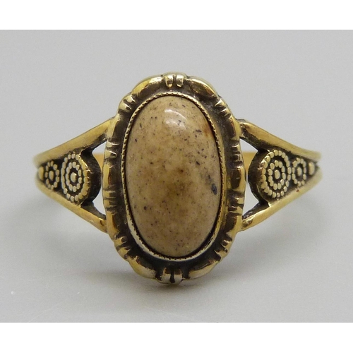 983 - A silver gilt cabochon agate ring, Q