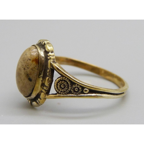 983 - A silver gilt cabochon agate ring, Q