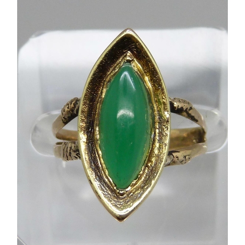 984 - A 9ct gold and green stone ring, 3.4g, R