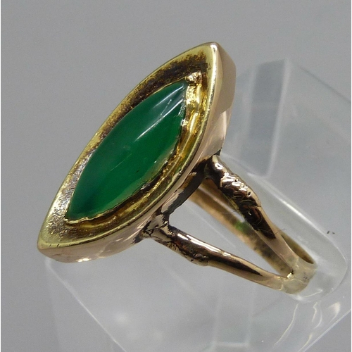 984 - A 9ct gold and green stone ring, 3.4g, R