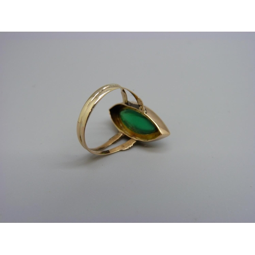 984 - A 9ct gold and green stone ring, 3.4g, R