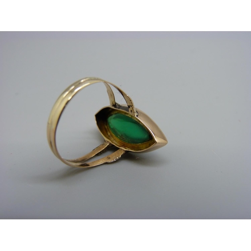 984 - A 9ct gold and green stone ring, 3.4g, R