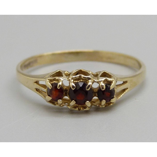 985 - A 9ct gold three stone garnet ring, 1.1g, O