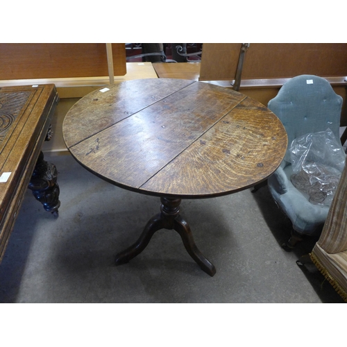 224 - A George III oak circular tilt-top tripod table