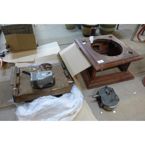 285 - Assorted gramophone parts