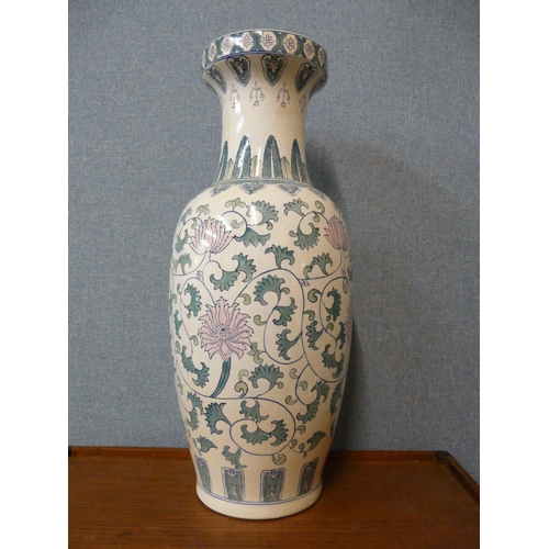 341 - A Chinese porcelain vase