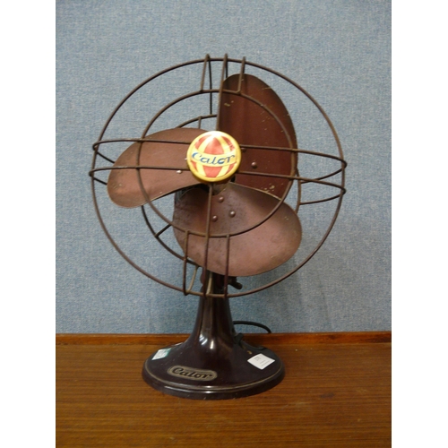 376 - A vintage Bakelite Calor desk fan