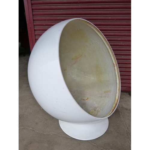 75 - An Aero Aarnio style white high gloss ball chair