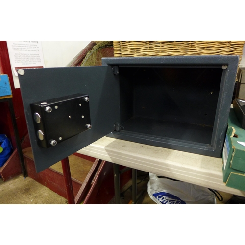 2225 - 40 x 30 x 30cm safe with key