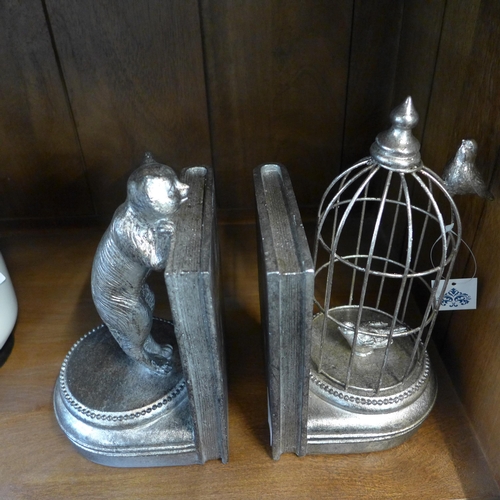 1332 - A silver curious cat pair of bookends, H 25cms (TL9621)   #