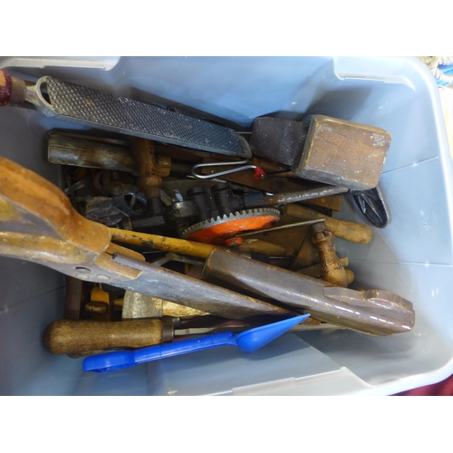 2035 - Approx 30 joiners tools: pipe finder and many hand tools