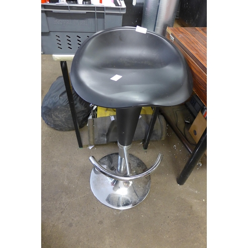 2123 - Black plastic bar stool