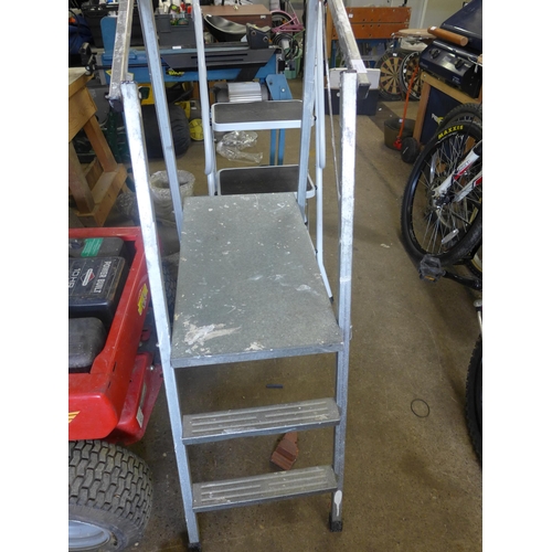 2298 - 3 rung step ladder and 2 rung work platform