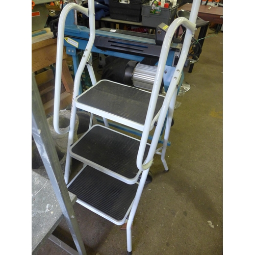 2298 - 3 rung step ladder and 2 rung work platform