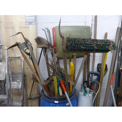 2332 - Gardening tools lot  - spades, rakes, forks, hoes, loppers, brushes, water butt, garden sprayer, whe... 