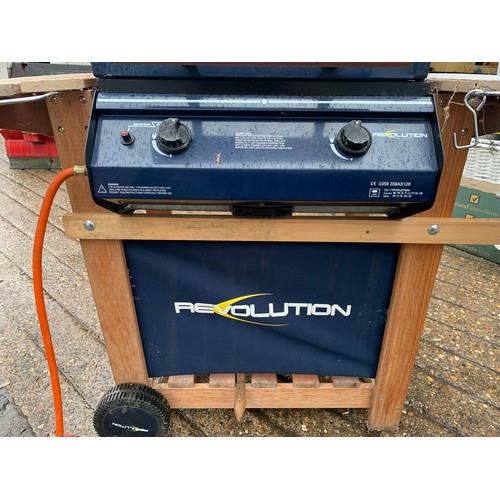 2283 - Revolution gas-powered BBQ