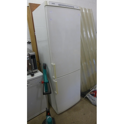 2995 - Siemens 60/40 fridge freezer