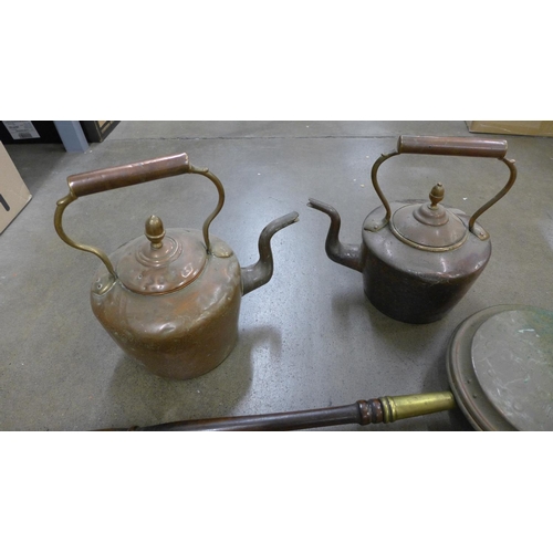 1012 - Three copper warming pans and two copper kettles **PLEASE NOTE THIS LOT IS NOT ELIGIBLE FOR POSTING ... 