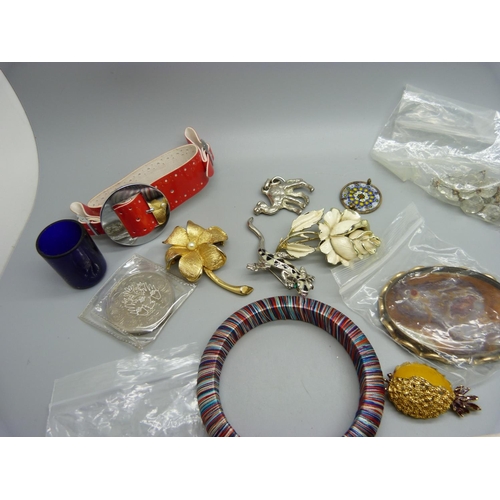 622 - Costume jewellery, etc.