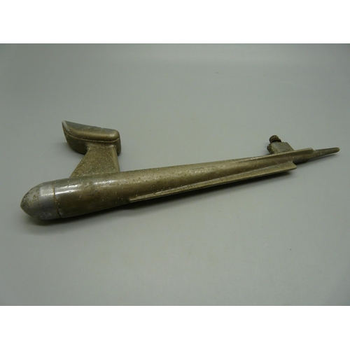 629 - A car bonnet hood ornament, possibly from an American vehicle, 21cm