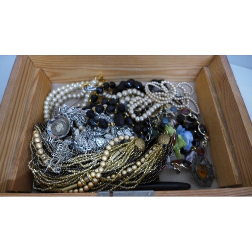 658 - A box of costume jewellery